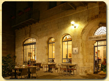 Jerusalem restaurant: outside dining at Agas VeTapuach